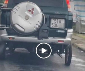 Lý do bất ngờ vụ ô tô gắn bánh xe máy chạy trên đường ở Cà Mau