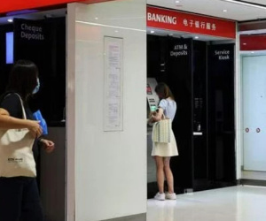 Không phục vụ người phụ nữ xin rút tiền bảo hiểm nhân thọ trước thời hạn, nữ nhân viên được cảnh sát khen thưởng