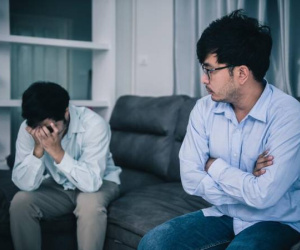 Em trai làm giám đốc, anh 'gãy lưỡi' nhờ xin việc cho con không được