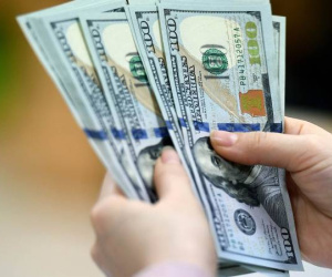 Giá USD ngân hàng tiếp đà suy yếu, tự do quay đầu đi lên