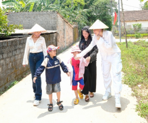 Hồ Ngọc Hà khóc khi chia sẻ với bé trai mồ côi