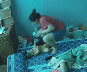 Con 6 tháng tuổi vô tình kéo chiếc gối ôm trên đầu, mẹ chết lặng bởi cảnh tượng trước mắt: Lập tức bế con bỏ chạy