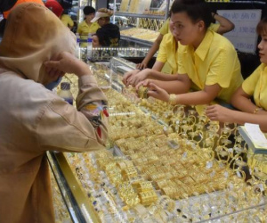 Giá vàng nhẫn 99,99 chưa dừng lao dốc, một ngân hàng có 'động thái lạ'