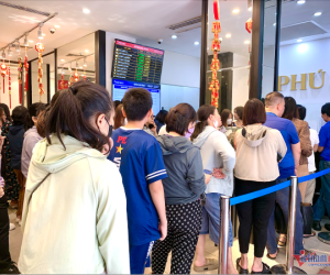 Tiệm vàng bán hàng kiểu 'đá bóng', khách chạy qua chạy lại như con thoi