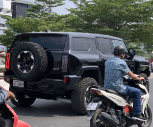 Bắt gặp GMC Hummer chạy điện trên đường phố Hà Nội, giá không dưới 3 tỷ đồng, biển số là thứ đáng chú ý