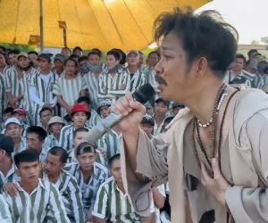 Nam ca sĩ Việt nổi tiếng mặc rách rưới hát ở trại giam: 'Tôi không chế giễu ai'
