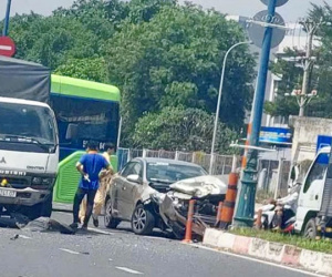 Taxi công nghệ bị hai xe tải tông liên tiếp