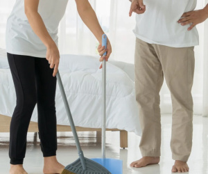Thanh niên phải xin tòa án 'can thiệp' vì chị gái liên tục vào phòng dọn dẹp