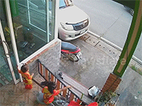 Thót tim cảnh trẻ mới biết đi lơ lửng trên cổng sắt ngoài sân