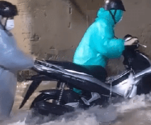 Mưa xối xả trong đêm, nhiều tuyến phố ở Đà Nẵng chìm trong nước