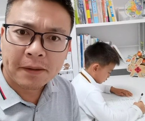Bố bị cô giáo gọi điện mắng vốn vì con học quá dốt, nhìn 'tấm bìa' trong tay anh, ai cũng cười chảy nước mắt