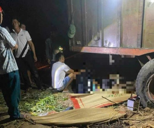 Thương tâm: 6 người trú mưa dưới xe máy kéo, 2 người bị cán tử vong