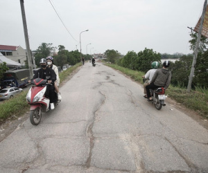 Người dân 'hồn nhiên' đi trên đê Yên Nghĩa đang sụt lún bất chấp lệnh cấm