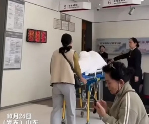 Muốn chuyển tiền, người đàn ông phải đến ngân hàng trên giường bệnh nhân nặng để xác nhận danh tính