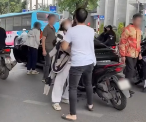 Xe máy va chạm Porsche trên phố Hà Nội, 2 tài xế lao vào đánh nhau: Hé lộ camera hành trình