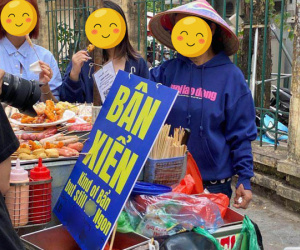 Xe 'xiên bẩn' chiếm sóng cõi mạng chỉ bởi tấm bảng, khẳng định 'bẩn' nhưng nhiều người vẫn vây quanh