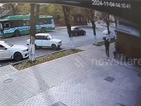 Người đàn ông suýt bị cây to đổ trúng người khi đang đi bộ