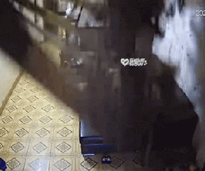 1 giây phản xạ nhanh cứu em bé thoát khỏi 'bàn tay tử thần', ba mẹ xem lại camera không khỏi run rẩy