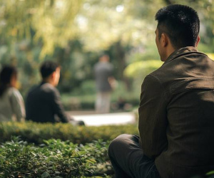 Bức ảnh vợ cũ đứng bên cạnh thùng rác khiến tôi ngây ngẩn, quyết định tái hợp