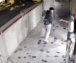 Camera ghi lại cảnh bà ngoại chạy theo cháu để có 'giao dịch bí mật nhất trên đời' ai xem cũng bật khóc