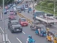 Đi ngược chiều, xe khách ủi bay dải phân cách giữa đường