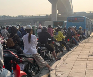 Bức ảnh chụp lại một 'động tác thần thánh' tại ngã tư Hà Nội: Ai cũng vô thức làm nhưng chẳng mấy người hiểu lý do