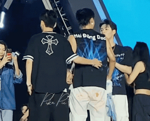 1 Anh trai nghi đã có bạn gái nhưng vẫn nhiệt tình 'xào couple' với 1 sao nam, phản ứng sau đó mới sốc?