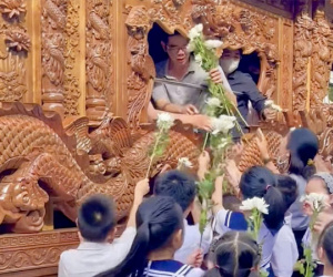Xúc động hình ảnh học sinh và người dân Vũng Tàu đưa tiễn 2 chị em tử vong trong vụ cháy