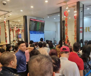 Người Hà Nội chen chúc đi mua vàng