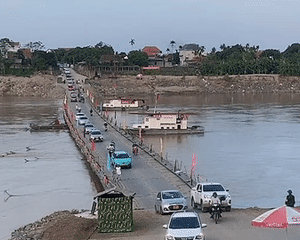 Xe bán tải vượt ẩu, lấn làn khi đi qua cầu phao Phong Châu