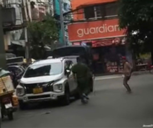 CLIP: Người đàn ông có biểu hiện bất thường cầm cây gỗ tấn công công an ở TP HCM