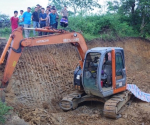 Khởi tố người lái máy xúc khiến 1 cháu bé tử vong