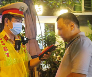 Né kiểm tra nồng độ cồn, tài xế lao xe vào quán cà phê