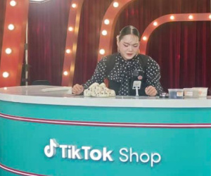Các tín đồ 'săn sale' thức trắng đêm xem chiến thần livestream dịp 11-11
