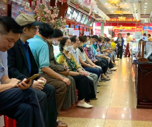 Giá vàng tụt mạnh về sát 80 triệu/lượng, tiệm vàng mạnh tay 'xả hàng'