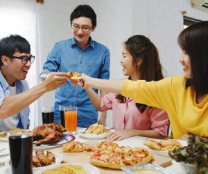 Bạn thân khoe lương trăm triệu/tháng, có xe ô tô bạc tỷ, tôi chỉ nhẹ nhàng kéo tay áo, để lộ một thứ nho nhỏ mà bạn cứng họng