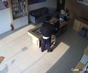 CLIP: Thanh niên dùng dao kề vào cổ nữ chủ tiệm điện thoại và đưa vào phòng trói lại