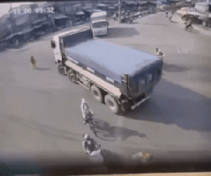 Clip: Liều lĩnh đi qua giao lộ như 'trong sân nhà', người phụ nữ gặp tai nạn thương tâm