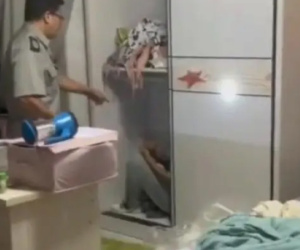 Cửa tủ bị kẹt từ bên trong, chủ nhà tìm người giúp đỡ: Chứng kiến cảnh bên trong, chân tay cô rụng rời