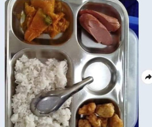 Xôn xao bữa ăn bán trú 1 trường tiểu học ở Hà Nội toàn đồ ăn sẵn: 2 miếng xúc xích, 8 miếng viên chiên!
