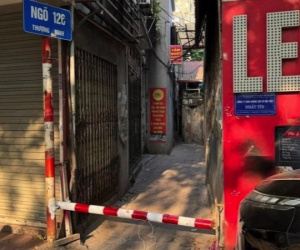 Hà Nội: Tranh cãi dựng barie trong ngõ 2 xe máy khó tránh nhau