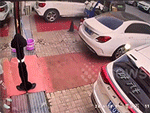 Ngã sõng soài vì đứng trên tấm thảm xem ô tô lùi vào sân