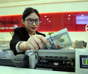 Diễn biến lạ giữa giá USD ngân hàng và thị trường tự do