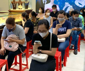 Gần 200 người xếp kín tiệm vàng, người bán muốn 'trao tay' vì sợ chờ lỗ thêm