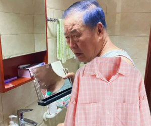 Vì sao bức ảnh cụ ông đứng trong nhà tắm nhìn sững vào gương gây hốt hoảng cho hàng trăm nghìn người?
