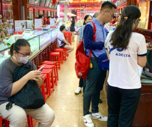 Giá vàng đột ngột tăng, tiệm 'quay xe' bán ra 1 chỉ, khách bực bội về thẳng