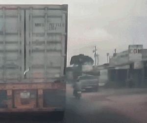 Mở cửa không quan sát, lái xe bán tải gây va chạm khiến người đi xe máy tử vong