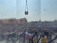 Doanh nhân Thái Lan đứng trên cần cẩu để rải tiền cho người dân
