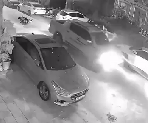 Clip: Chạy trốn cảnh sát, tài xế xe bán tải đâm hỏng hàng loạt ôtô, xe máy