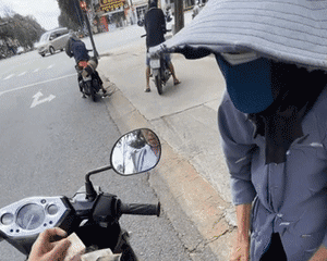Hơn 5 triệu lượt xem clip bà lão ăn xin rút tiền trên tay chàng trai Bình Dương